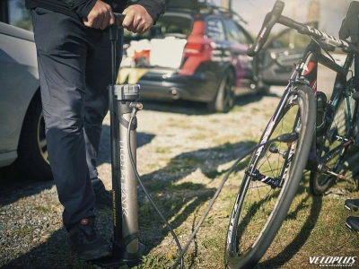 Floor pump TOPEAK JOE BLOW BOOSTER with 11 bar compressor